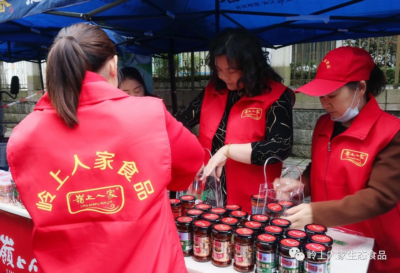 嶺上人家特色產(chǎn)品熱賣嫘祖廟會(huì)