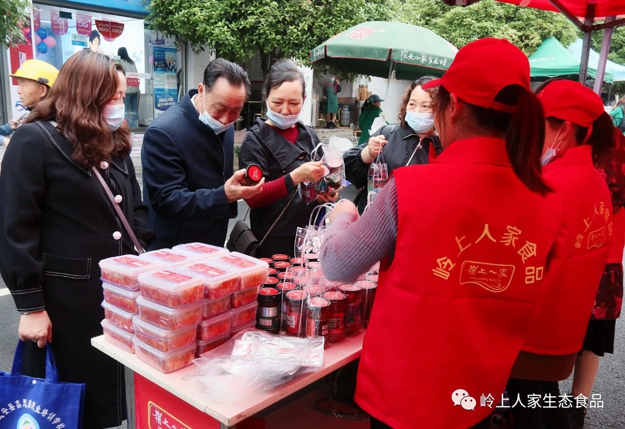 嶺上人家特色產(chǎn)品熱賣嫘祖廟會(huì)